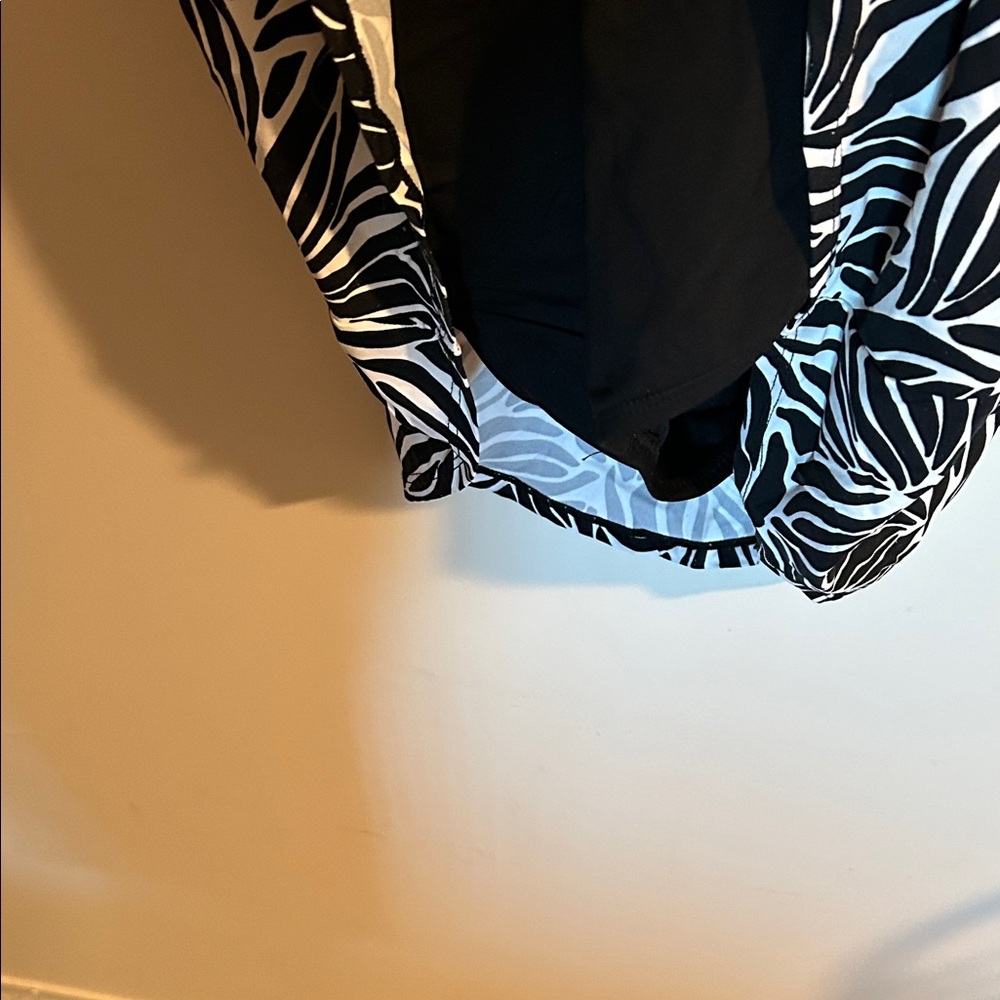 Black & White Leaf-Print V-Neck Swimsuit - Picture 5 of 8